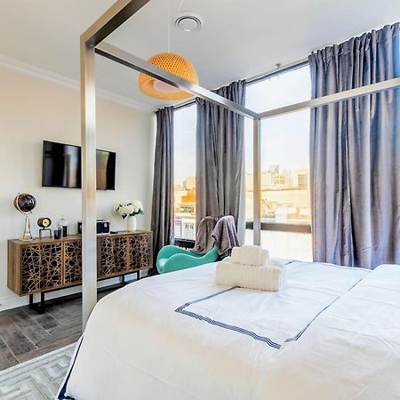 Modern Pet-Friendly Chinatown Apartment Торонто Екстер'єр фото