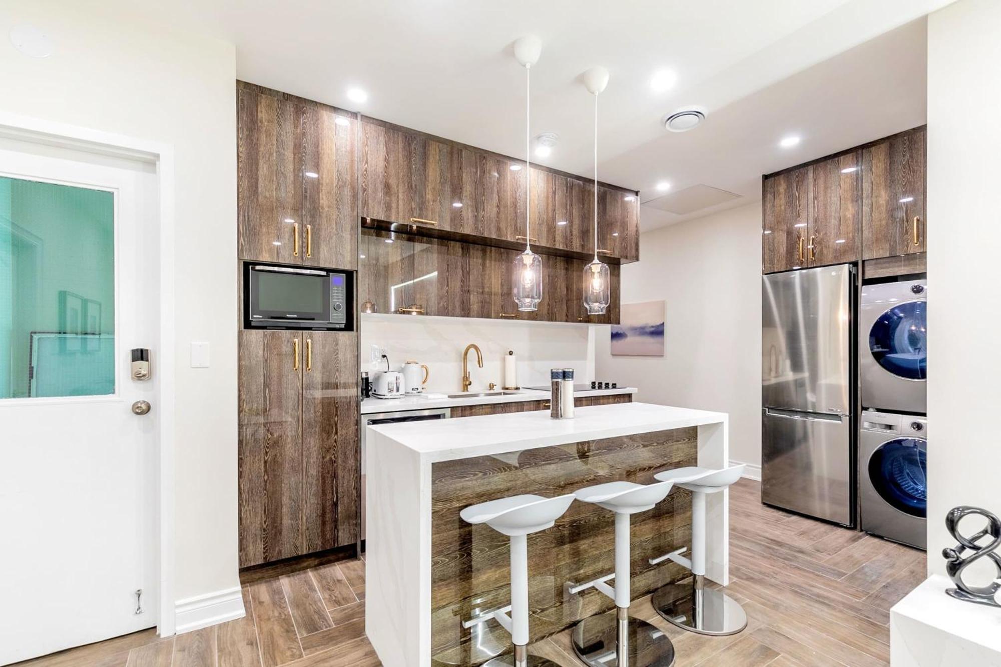 Modern Pet-Friendly Chinatown Apartment Торонто Екстер'єр фото