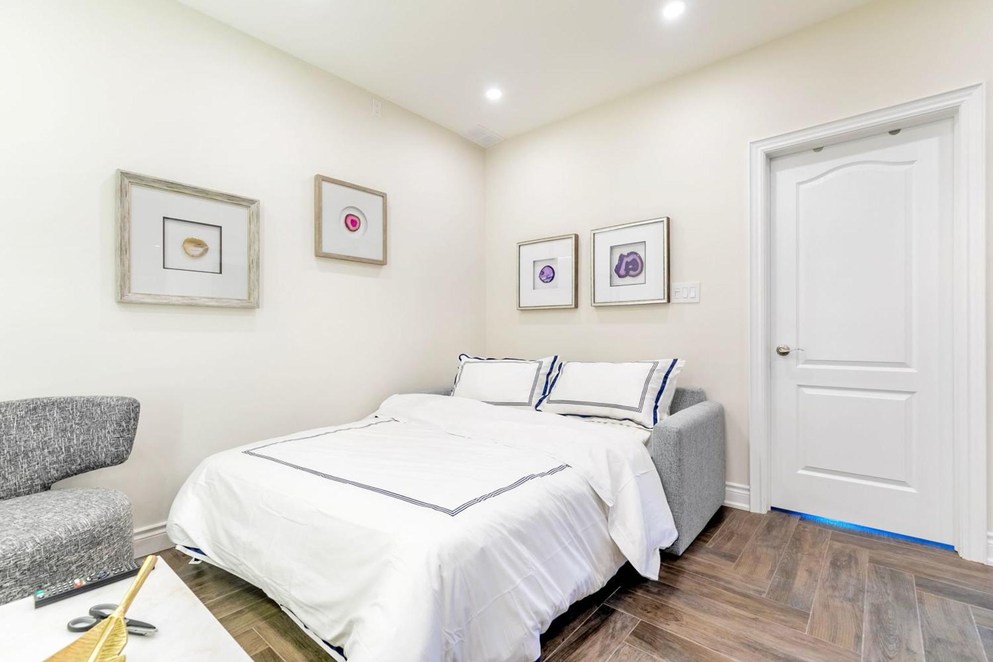 Modern Pet-Friendly Chinatown Apartment Торонто Екстер'єр фото