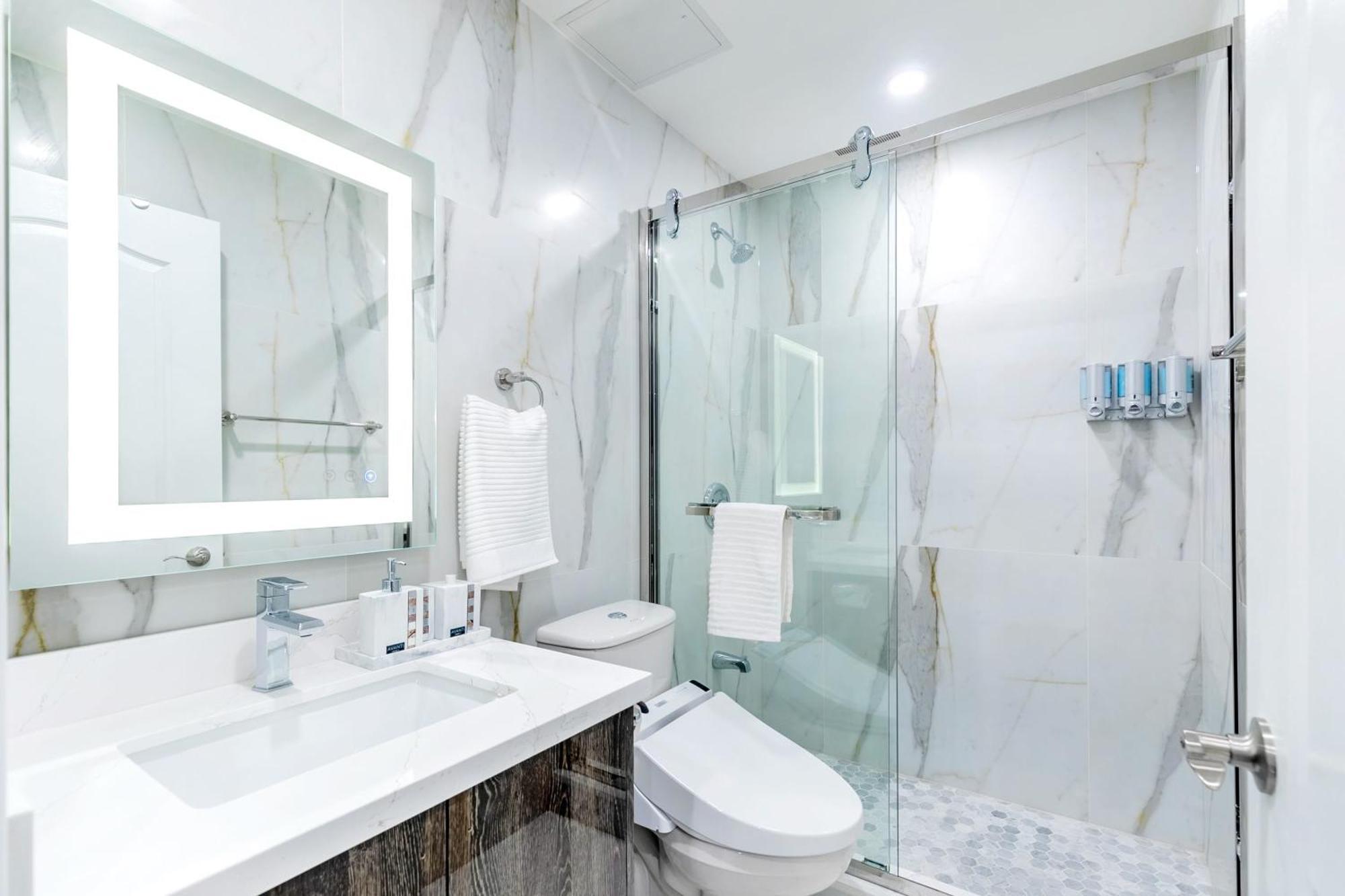 Modern Pet-Friendly Chinatown Apartment Торонто Екстер'єр фото