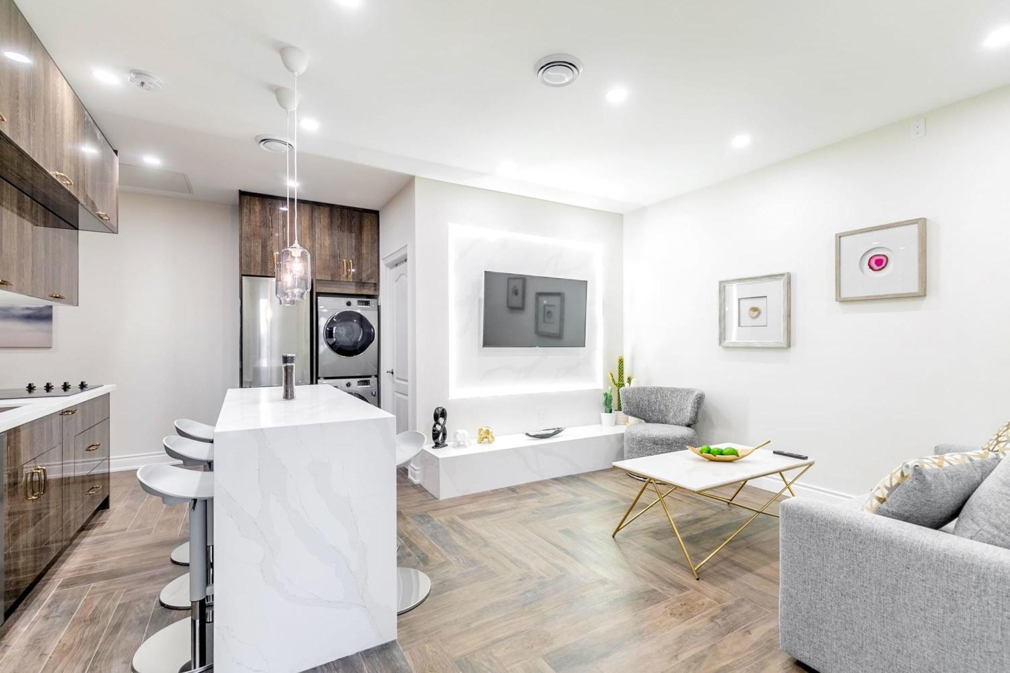 Modern Pet-Friendly Chinatown Apartment Торонто Екстер'єр фото