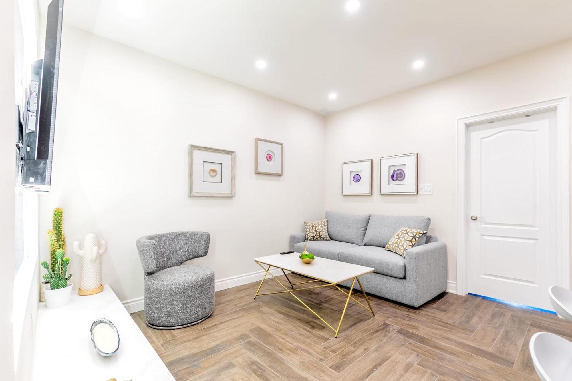 Modern Pet-Friendly Chinatown Apartment Торонто Екстер'єр фото