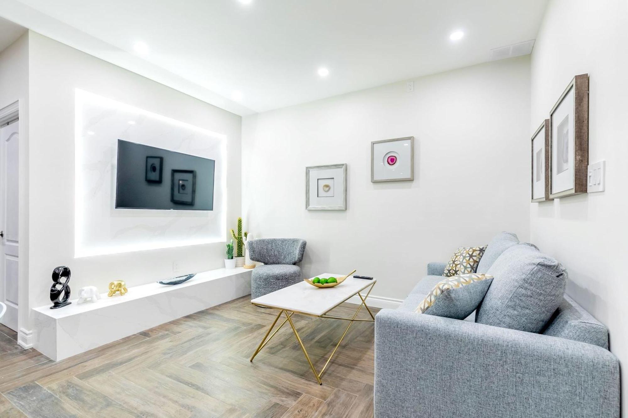 Modern Pet-Friendly Chinatown Apartment Торонто Екстер'єр фото
